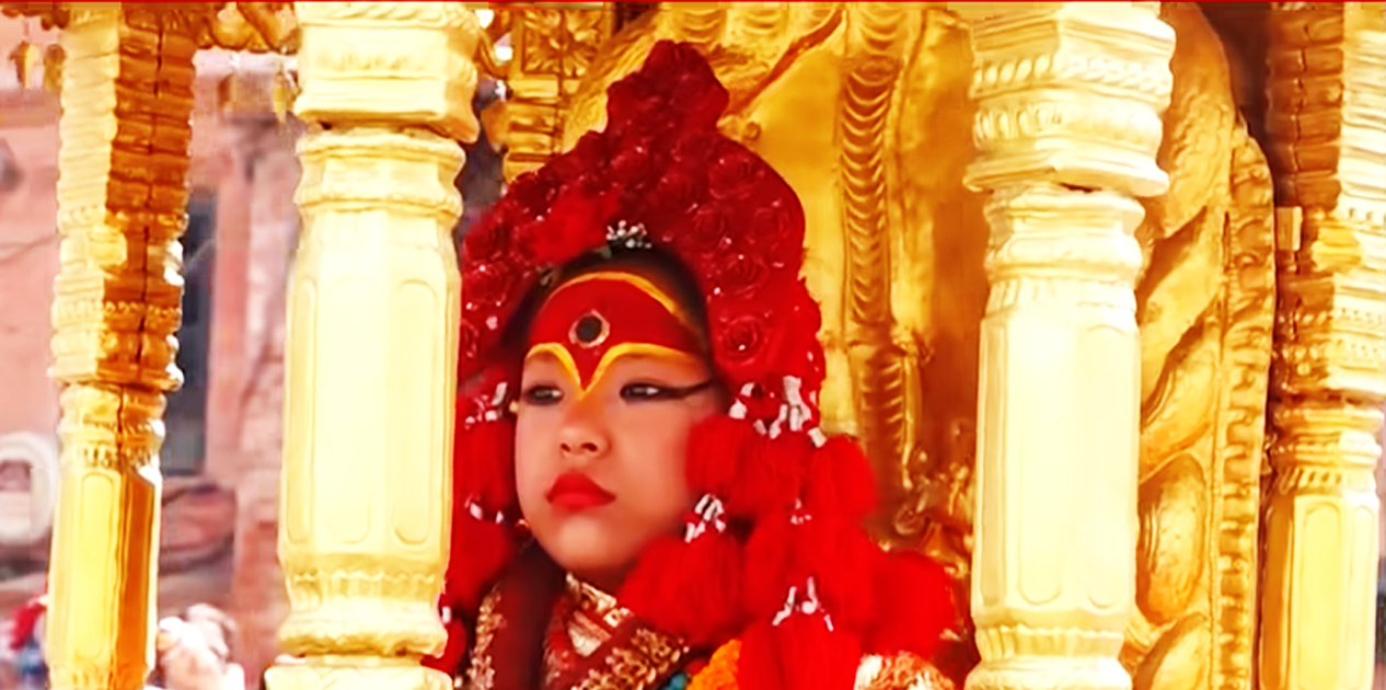 जीवित देवी कुमारीले सर्वसाधारणलाई दशमीको टिका लगाइदिने