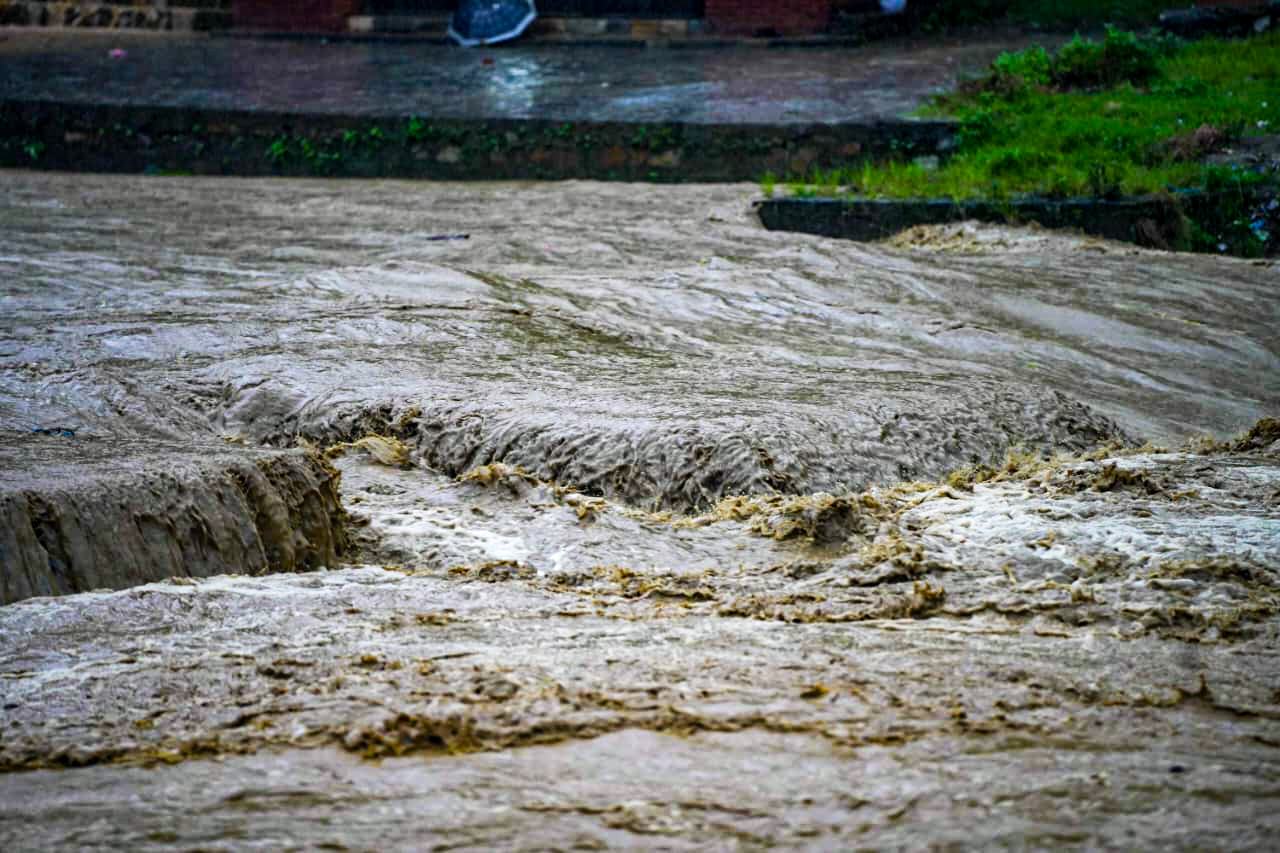 उदयपुरमा गाडी बग्दा एकको मृत्यु, २१ को सकुशल उद्दार