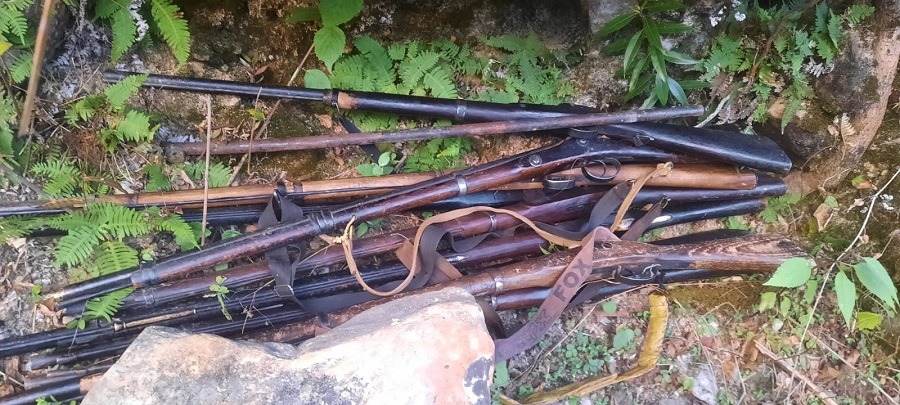 झापामा ३०३ वटा बन्दुक म्यागजिनसहित बेवारिसे अवस्थामा भेटिए