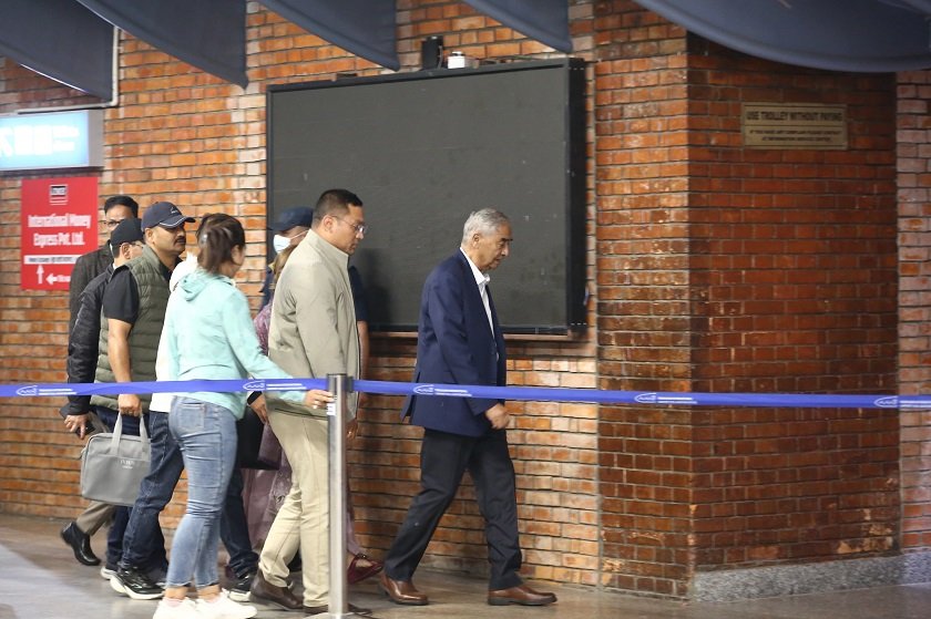 उपचारका लागि देउवा दम्पती सिंगापुर प्रस्थान