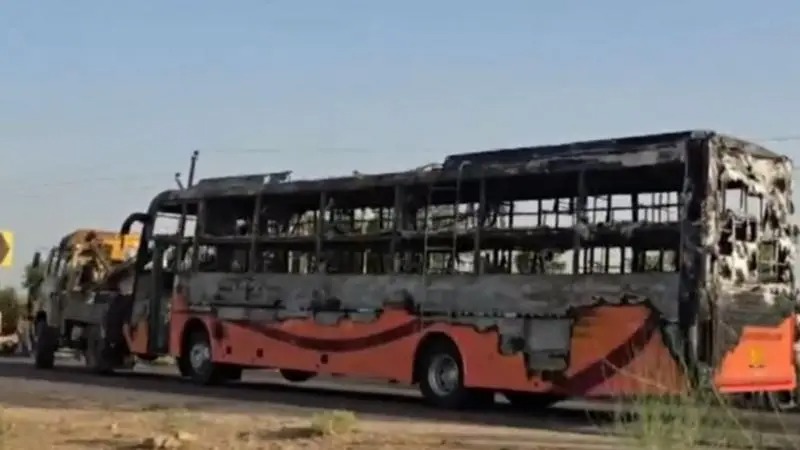 गुडिरहेको बसमा अचानक आगो लाग्दा २० यात्रुको मृत्यु