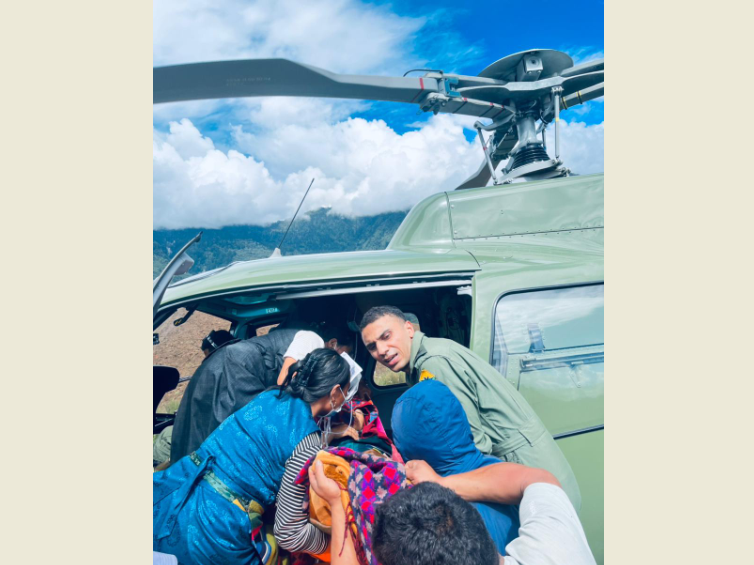 हेलिकप्टरबाट चार गर्भवतीको उद्धार