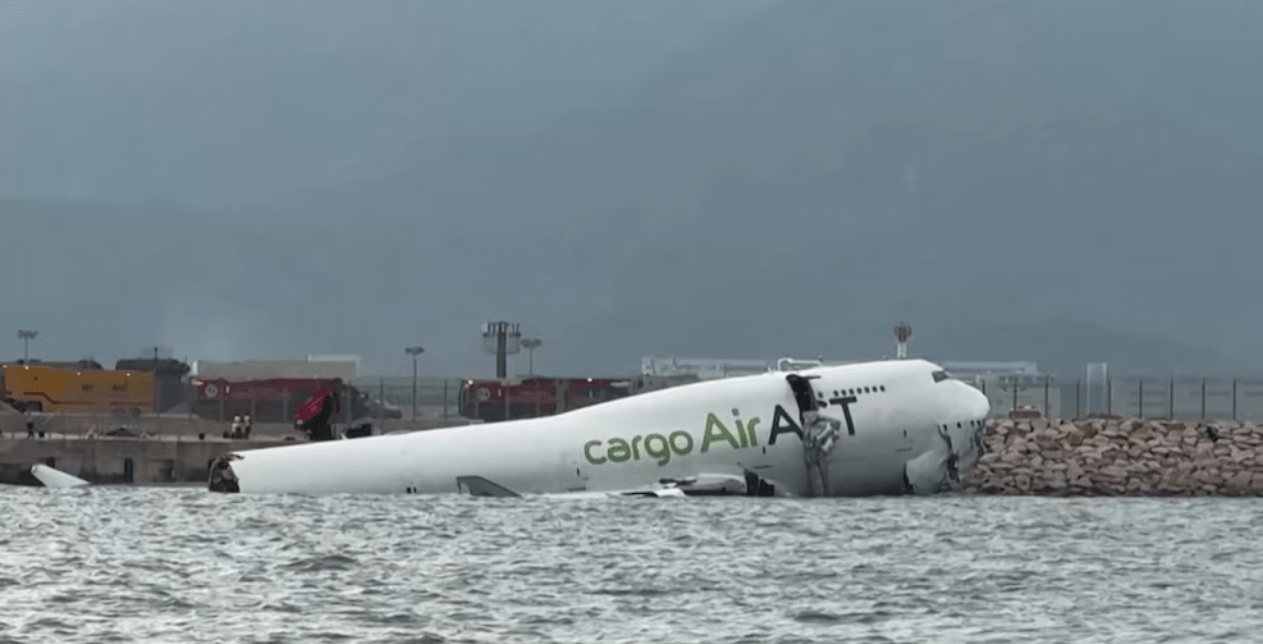 हङकङ विमानस्थलमा कार्गो विमान चिप्लिएर समुद्रमा खस्यो, दुई जनाको मृत्यु