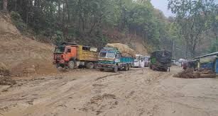 बेमौसमी वर्षाः दाउन्नेमा सडक अवरुद्ध