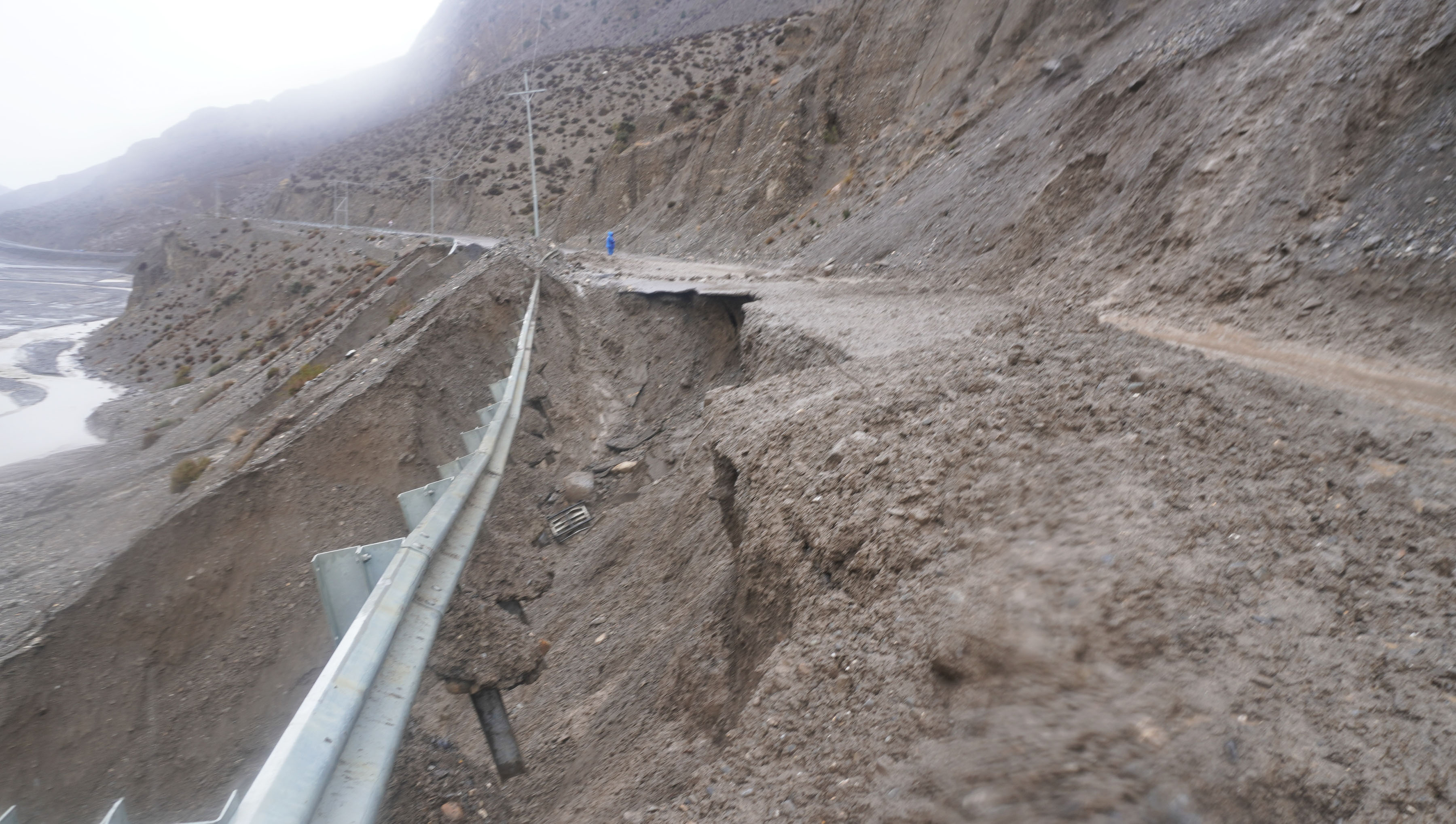 जोमसोम–कागबेनी सडक भाँसिदा गन्तव्यमा नपुगी फर्किए पर्यटक