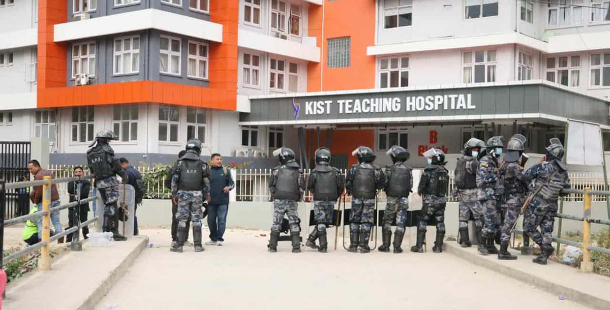 उपचारका क्रममा सुत्केरीको मृत्यु भएपछि किष्ट मेडिकल अस्पतालमा तोडफोड