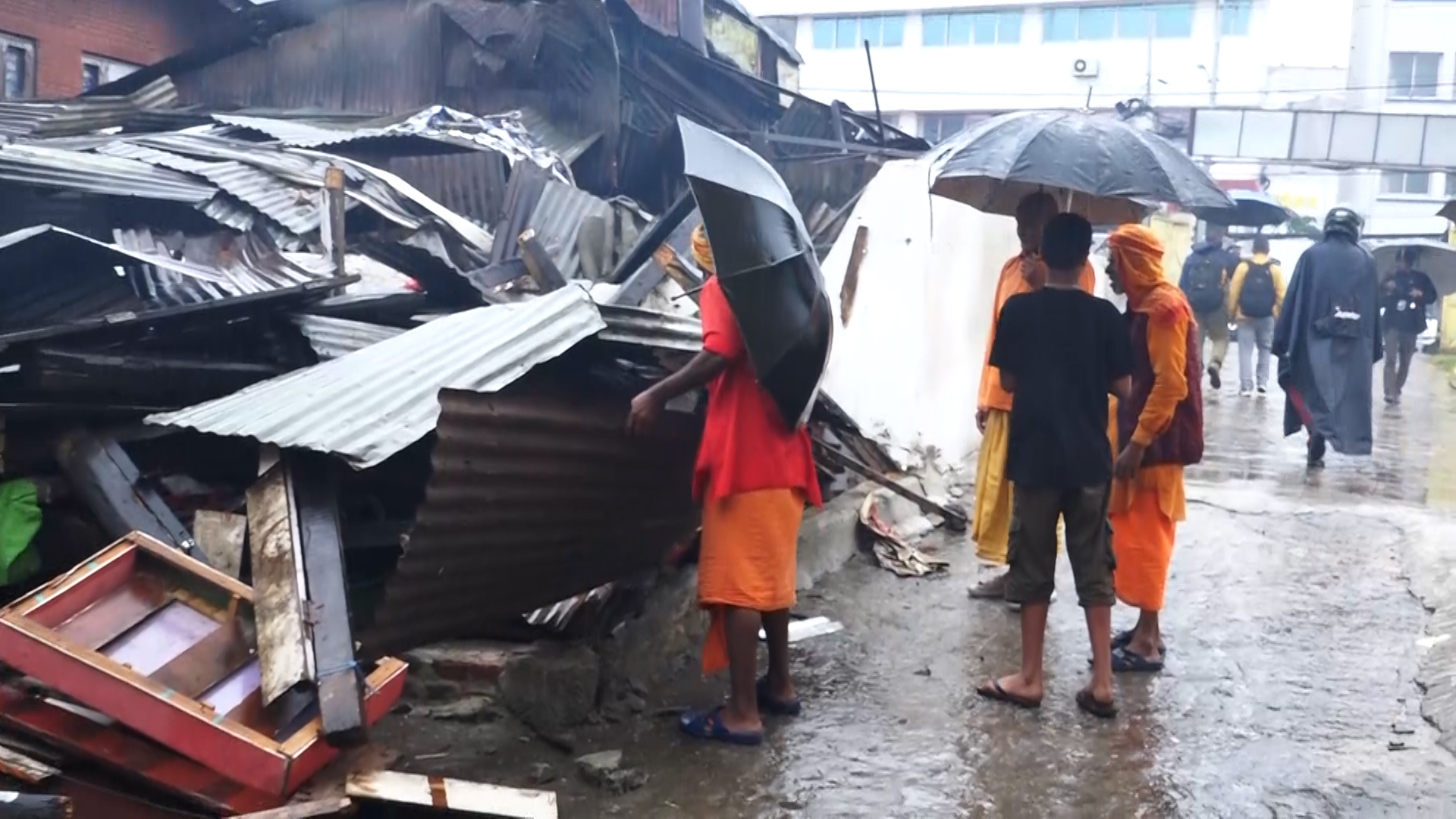 थापाथलीस्थित राम मन्दिर परिसरमा काठमाडौं महानगरले चलायो डोजर (तस्बिर)