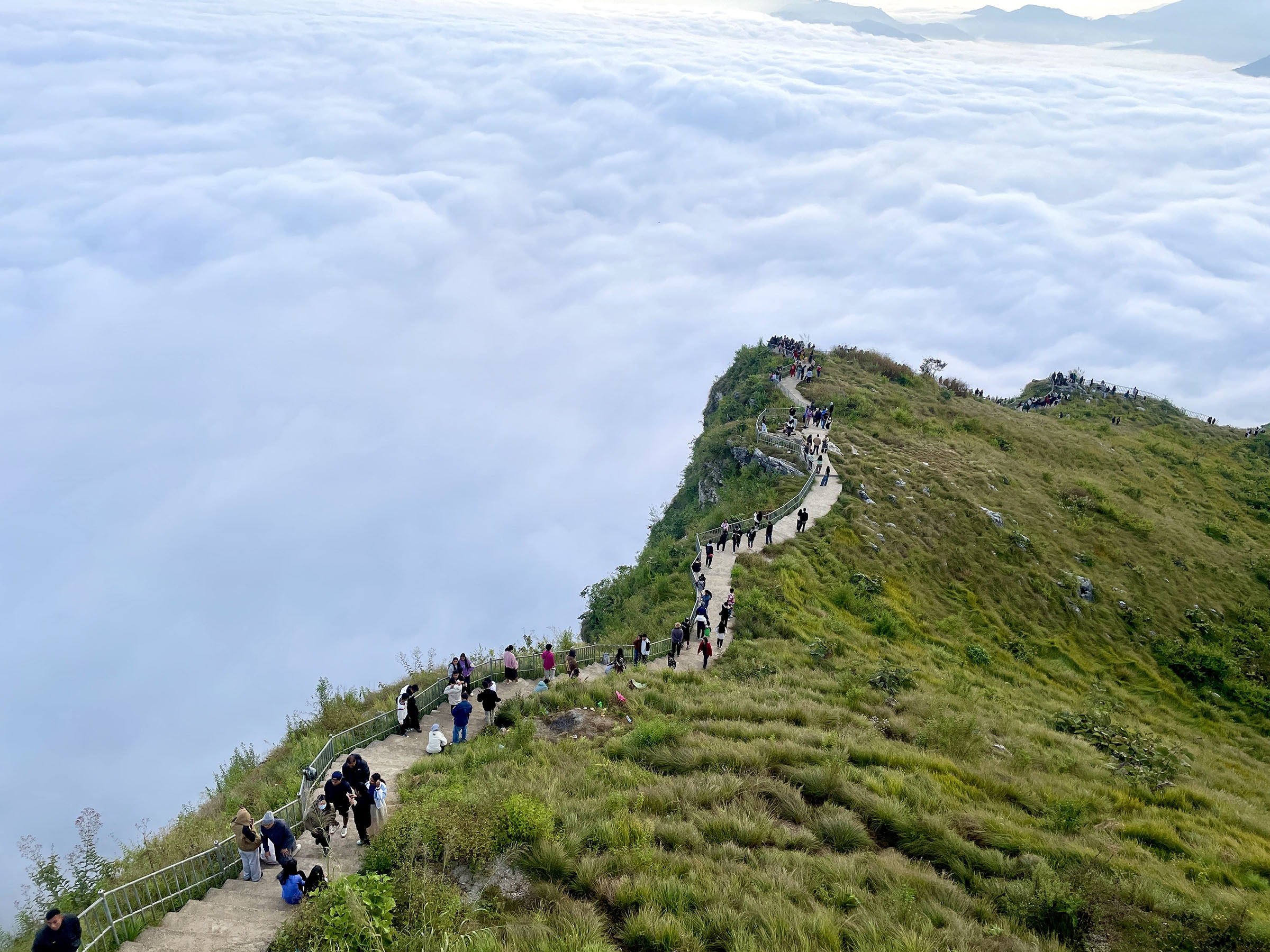 पर्यटक भन्छन्ः मानुङकोटको सुन्दरताले लोभ्यायो