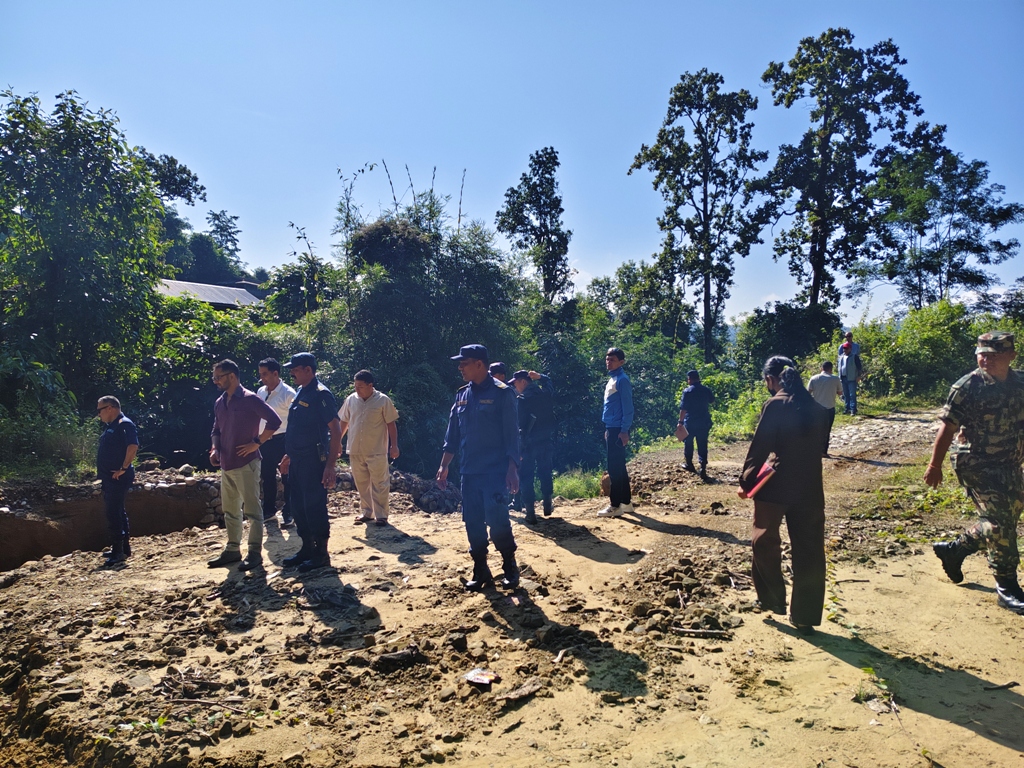 जमिन भासिएपछि सुरक्षित आश्रयको खोजीमा छन् हायु परिवार