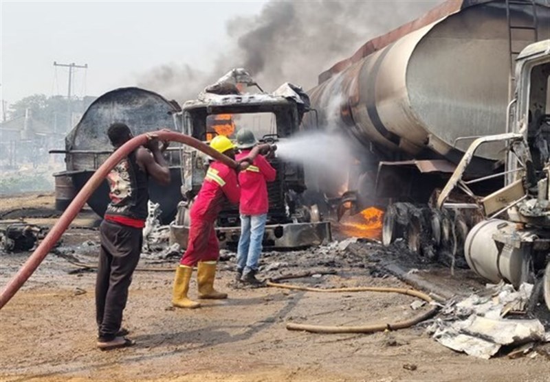 पल्टिएको ट्यांकरबाट पेट्रोल निकाल्न भेला भएका बेला विस्फोट, ३५ जनाको मृत्यु