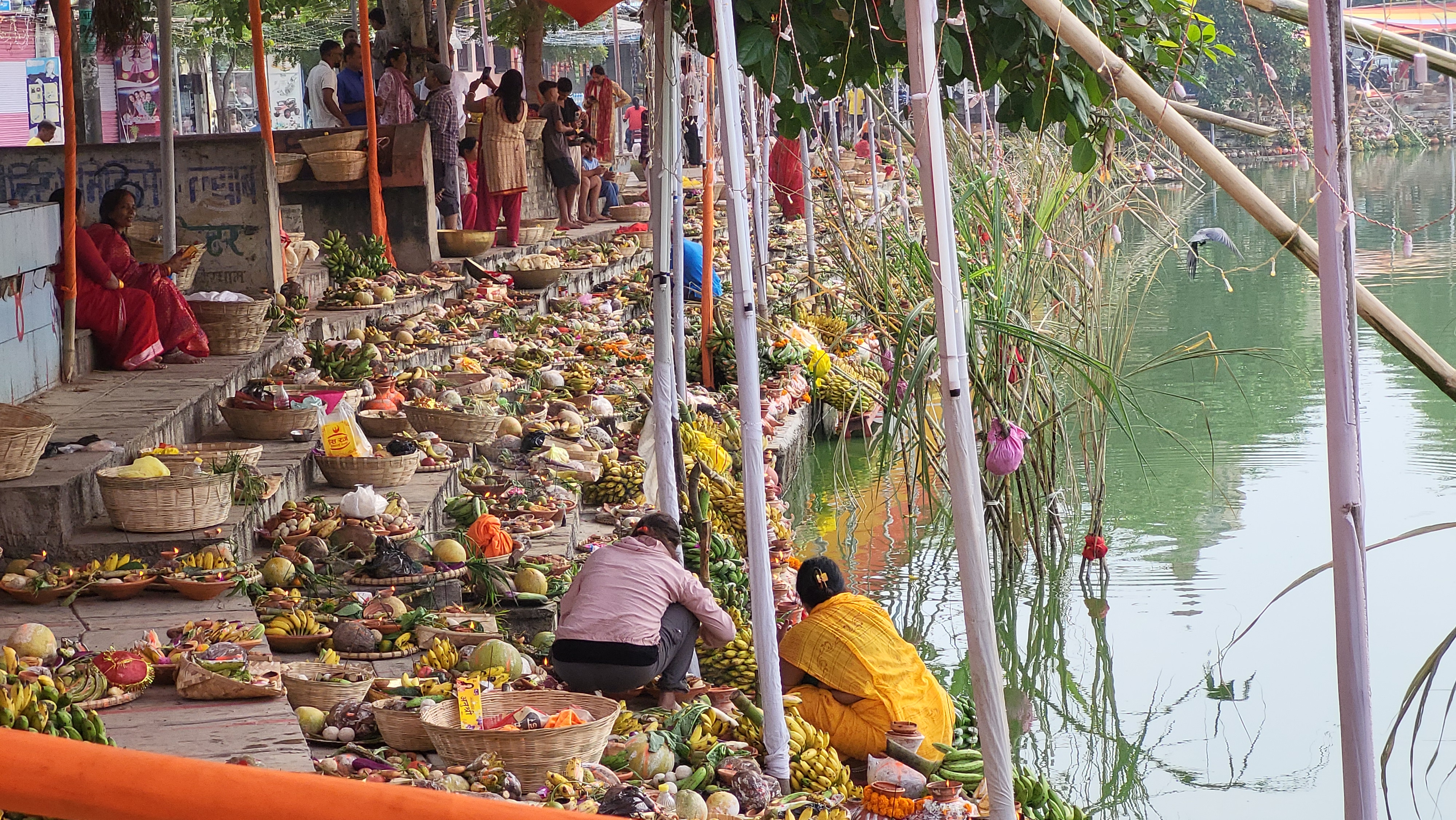 छठ पर्वका लागि जनकपुरधामका विभिन्न जलाशयहरुमा बिहानैदेखि श्रद्धालु भक्तजनहरुको भीड (फोटो फिचर)
