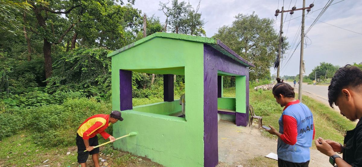 राजमार्गका यात्रु प्रतीक्षालय रङ्ग्याउँदै झलारीका युवा