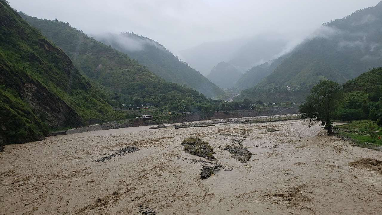 रोशी खोलाले बिपी राजमार्ग बगाएपछि आवागमन ठप्प, बनाउन कम्तीमा एक हप्ता लाग्ने
