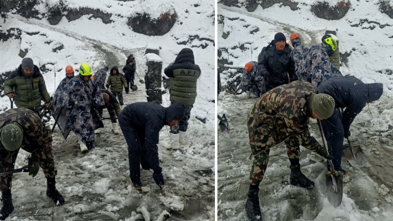 सडकको हिउँ पन्छाएर पदयात्रीलाई सहजीकरण गर्दै सशस्त्र प्रहरी