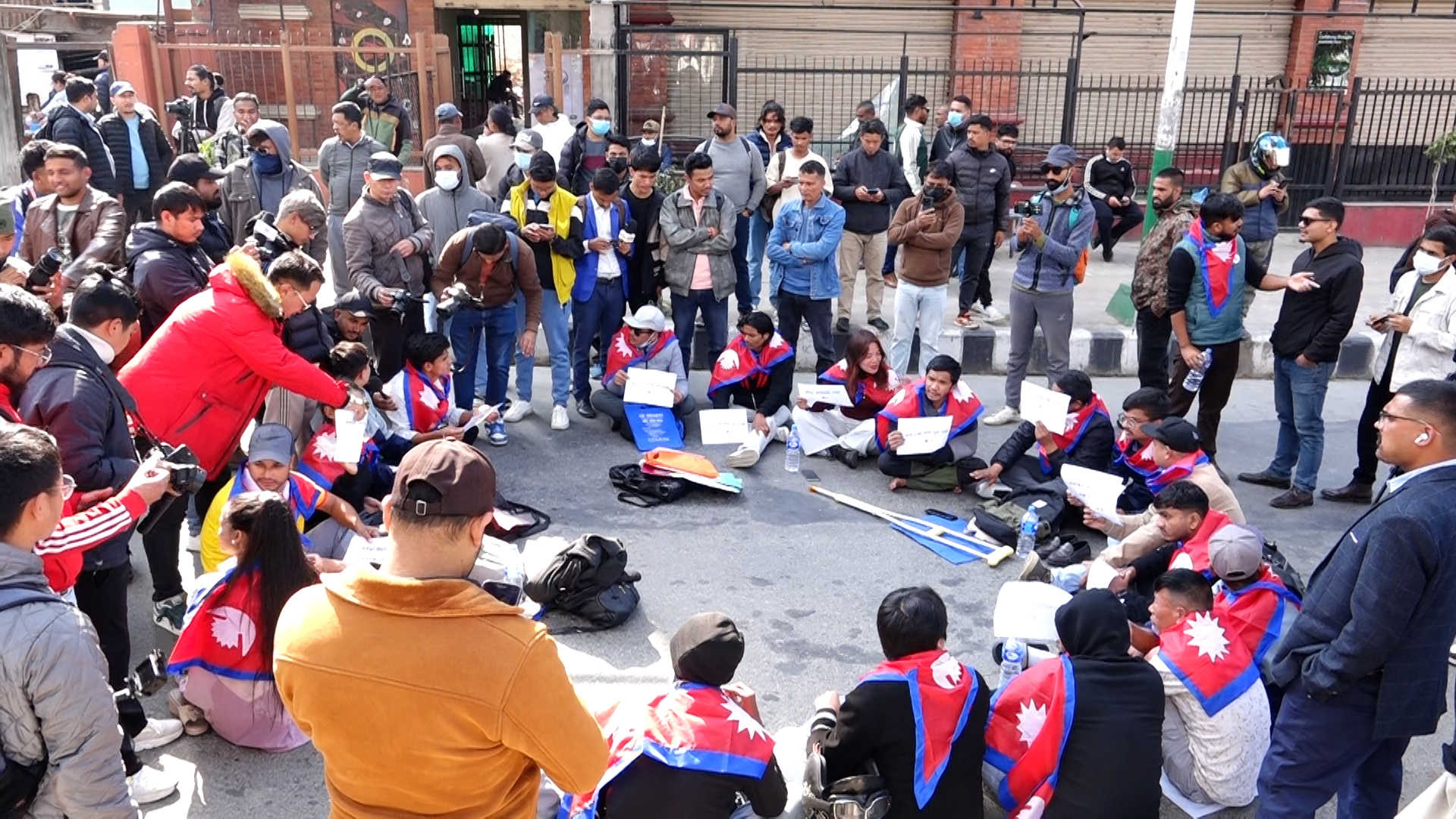 जेन-जी आन्दोलनका घाइते र युवाहरुको माइतीघरमा धर्ना