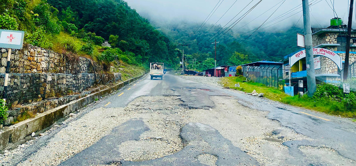 पुर्न थालियो पोखरा–बागलुङ सडकका खाल्डाखुल्डी