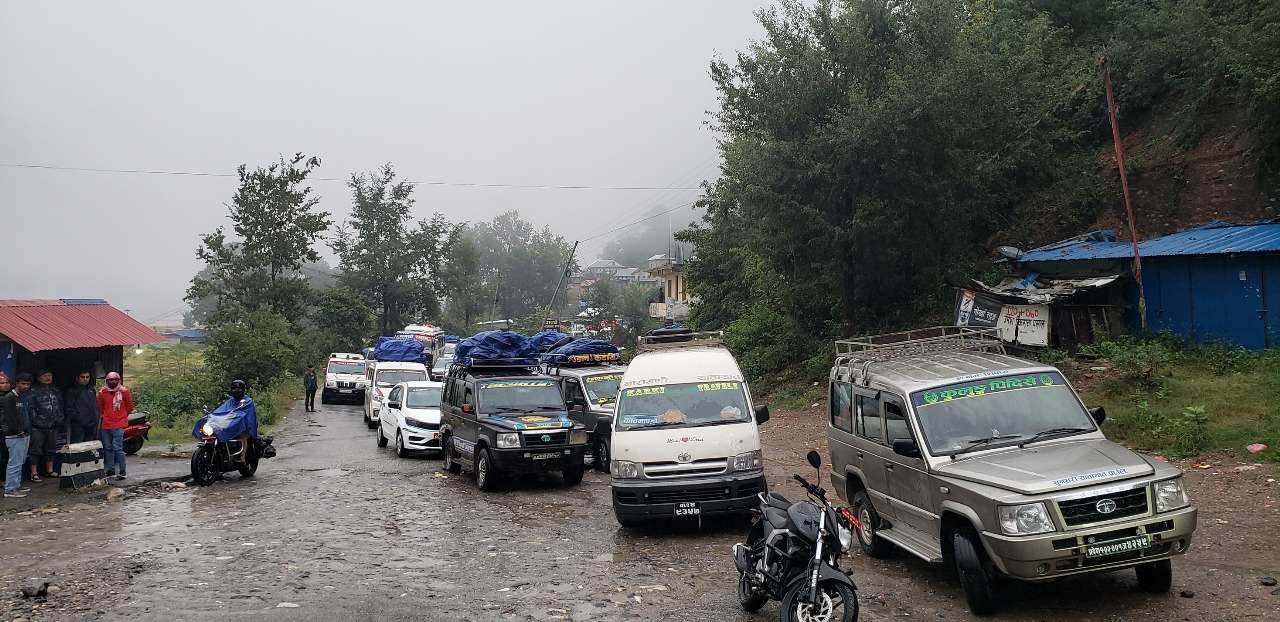 बिपी राजमार्गमा पहिरो हटाउने काम सुरु, मौसमले साथ दिए आजैबाट सडक सुचारु हुने