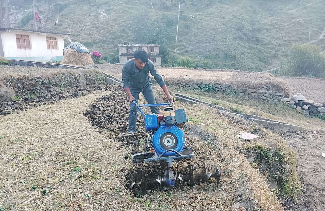 बाजुरामा खेत जोत्न हाते ट्याक्टर, प्रविधिमैत्री बन्दै कृषक