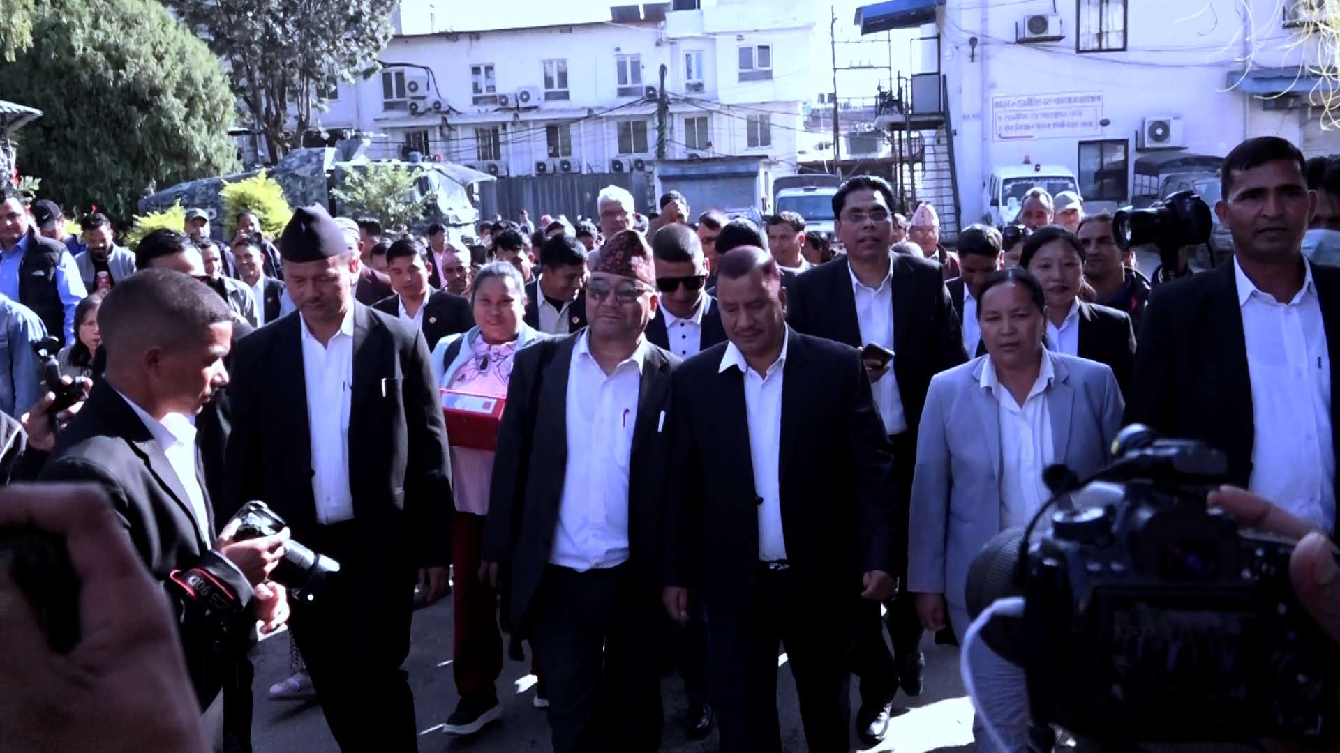 नेकपाले गर्‍यो निर्वाचन आयोग पुगेर सनाखत