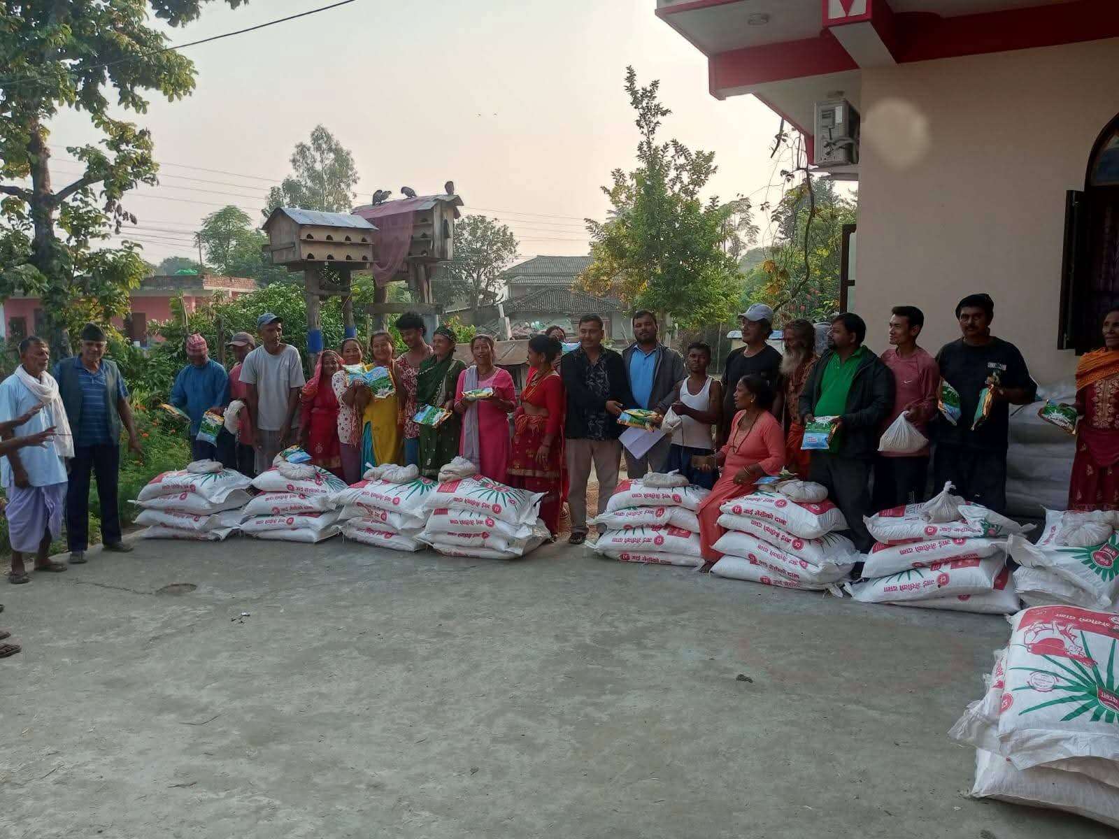 बेल्डिका किसानलाई दाना तथा घाँसको बिउ वितरण