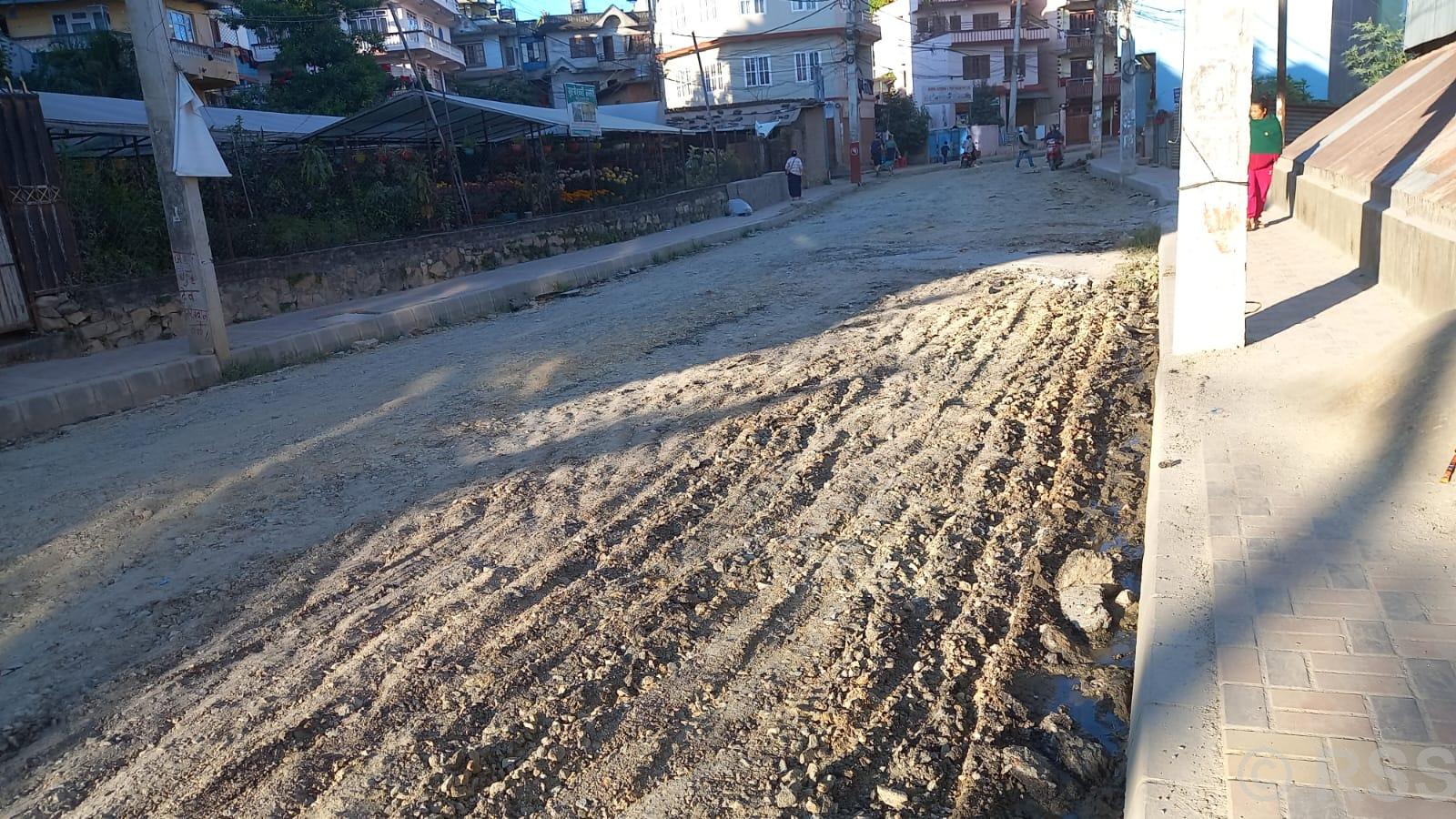 पशुपतिनाथ र बौद्धनाथ जोड्ने सडकमा ‘अस्फाल्ट प्रविधि’ को कालोपत्र