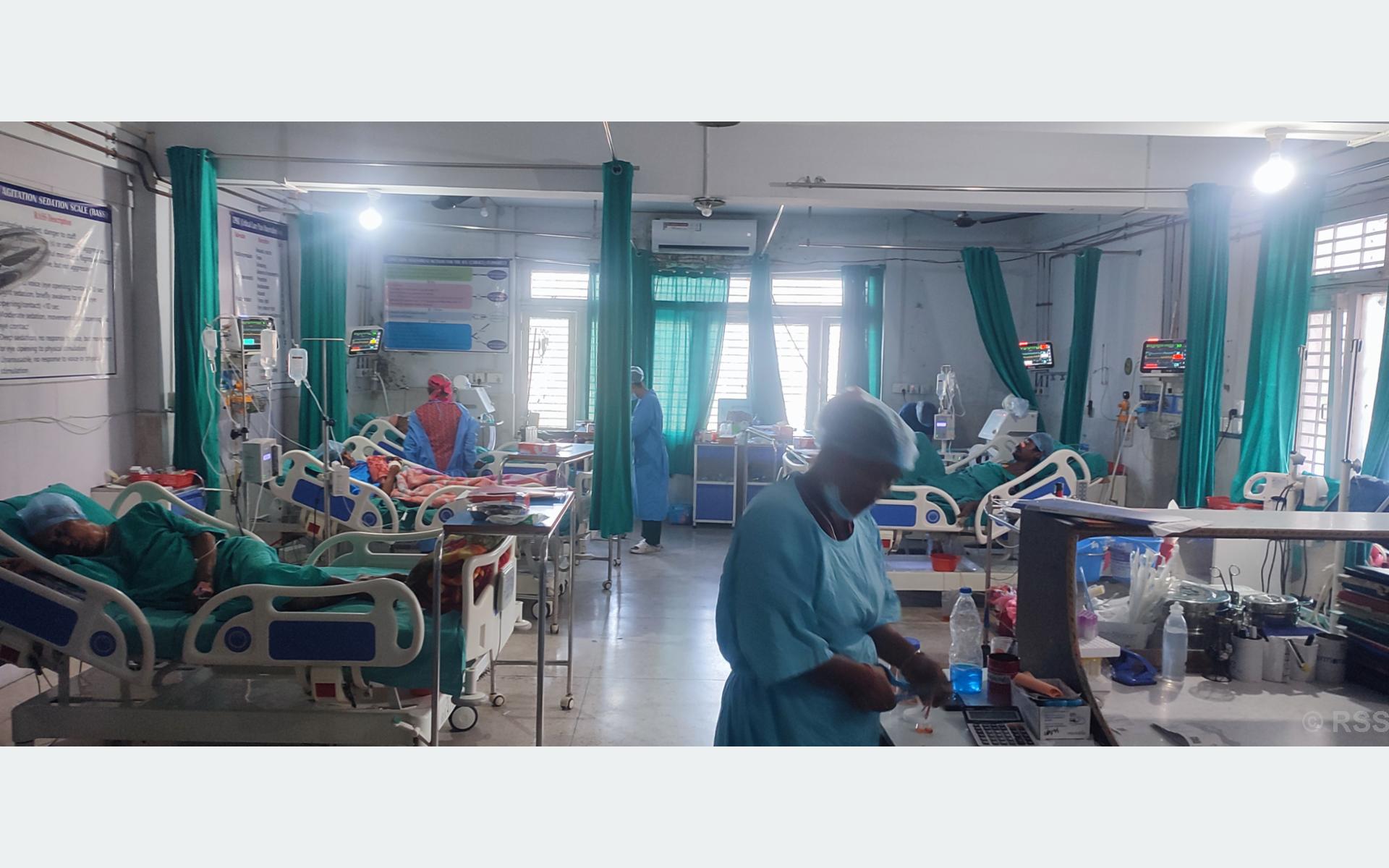 महाकाली प्रादेशिक अस्पतालः विशेषज्ञ सेवा बढेपछि बिरामीलाई शय्या अभाव