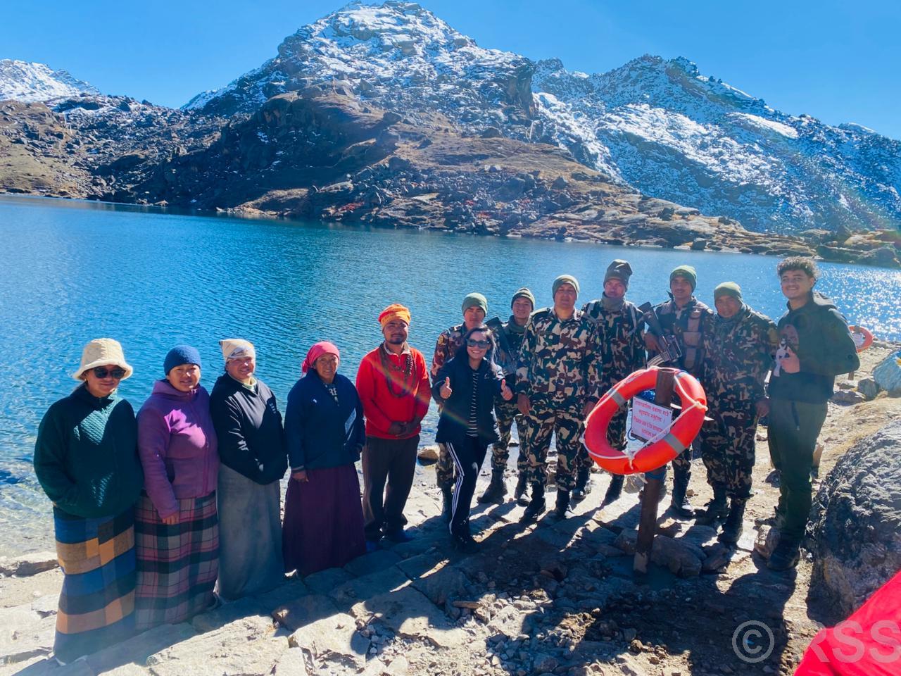 सेनाद्वारा चिसोबाट अस्वस्थ भएका प्रहरीको उद्धार