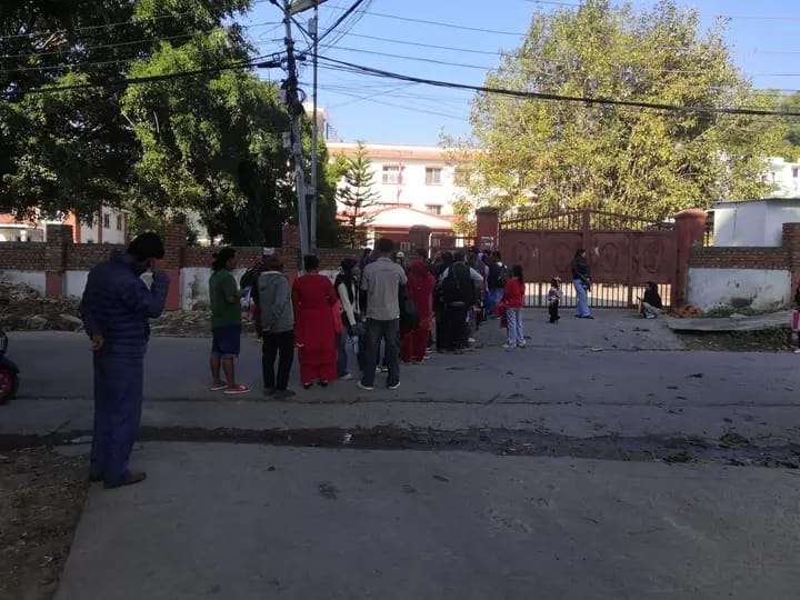 जिल्ला प्रशासन कार्यालय मकवानपुरमा बिहानैदेखि सेवाग्राहीको चाप