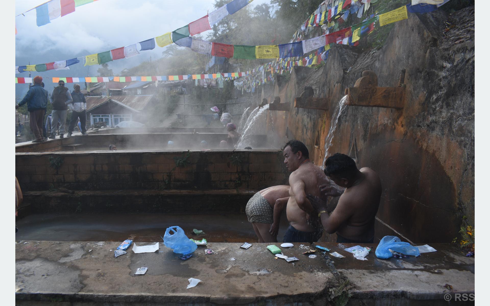 आमाछोदिङस्थित चिलिमे तातोपानीमा पुनःस्नान गर्नेको घुइँचो