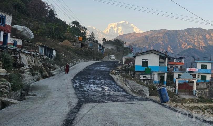 बेनी–पाखापानी सडकः किराखोर–नेप्टेचौर खण्डमा धमाधम कालोपत्र हुँदै
