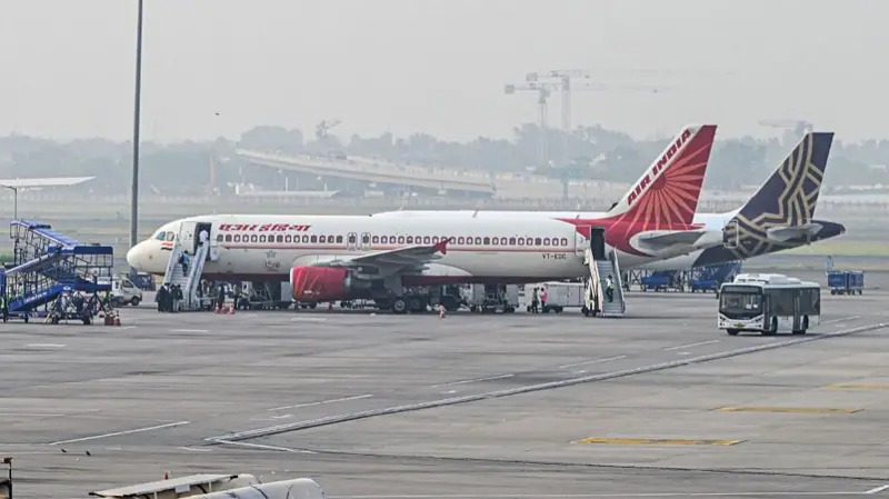 १०० भन्दा बढी उडानहरू विमानस्थलमै रोकिए