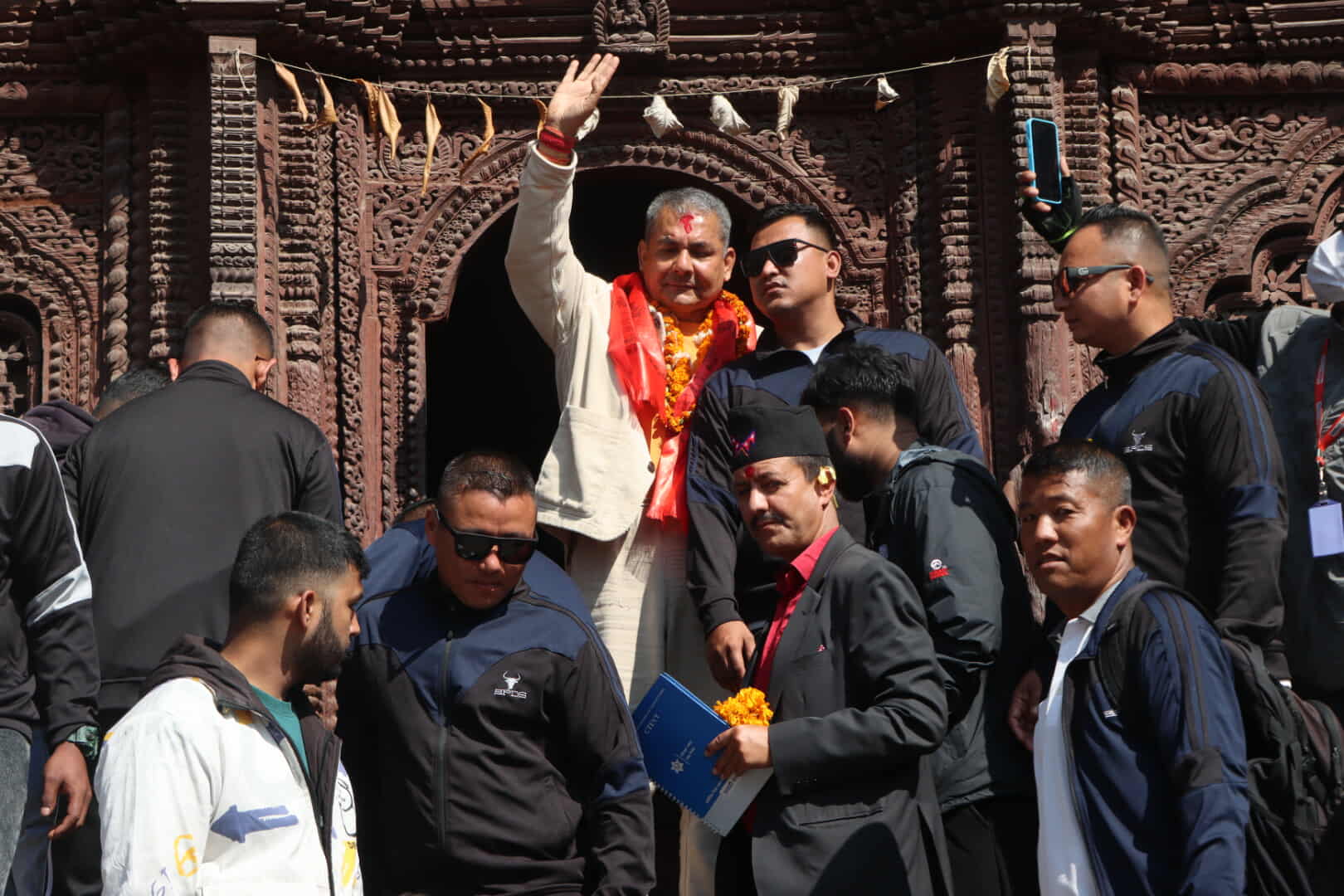 दुर्गा प्रसाईंले वसन्तपुर पुगेर कुमारीको दर्शन गरे (तस्बिर)