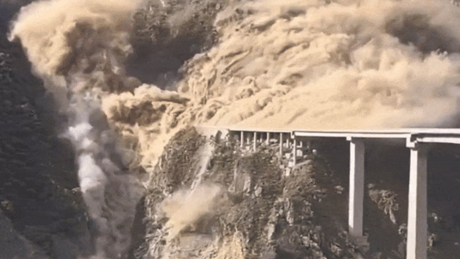 केही महिना अघि मात्र उद्घाटन गरिएको चीनको होङची पुल पहिरोले ध्वस्त