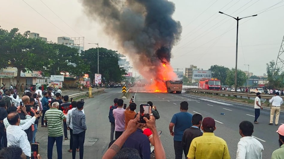 दुईवटा ट्रकले कारलाई बीचमा पारेर किचिदिए, ८ जनाको जिउँदै जलेर मृत्यु