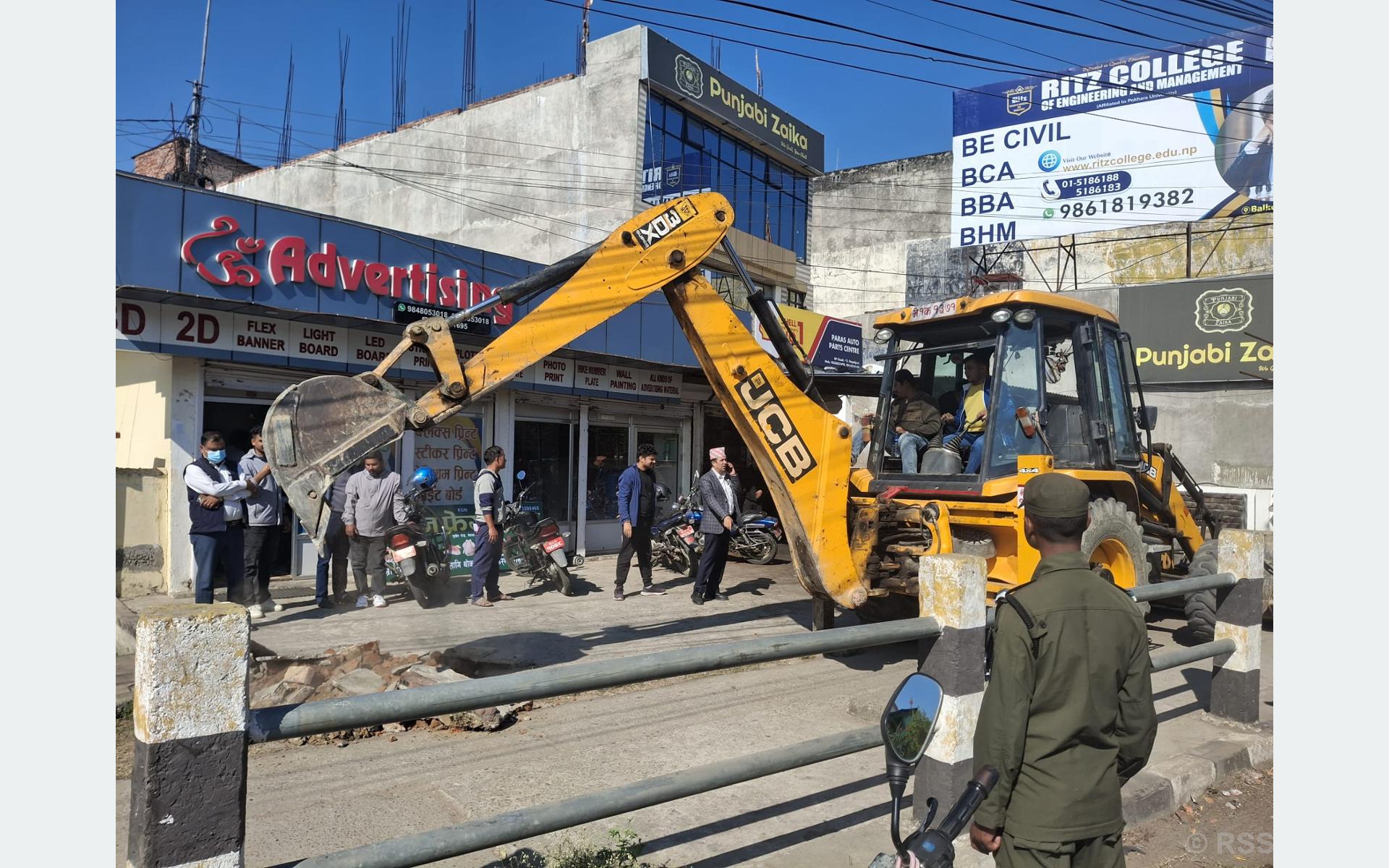 अतिक्रमित घर टहरा हटाउन सुरु