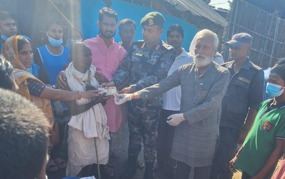 झाडापखाला पीडित परिवारलाई सशस्त्र प्रहरी बलद्वारा सहयोग रकम हस्तान्तरण