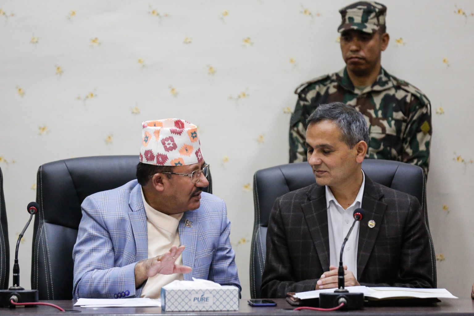 गृहमन्त्री र निर्वाचन आयोगका पदाधिकारीबीच छलफल