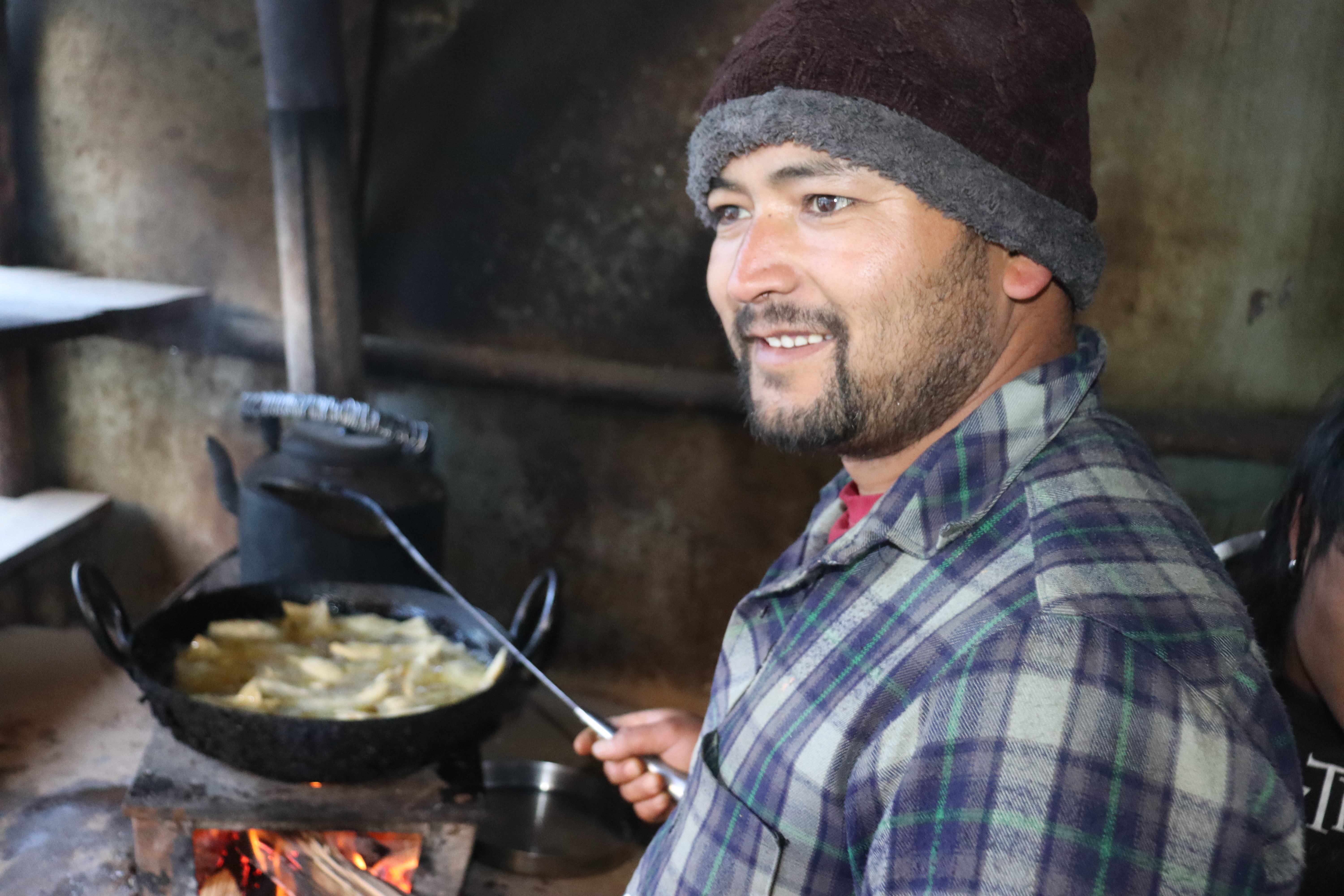 साउदीको जागिर त्यागेर समोसा बेच्दैछन् राजन, आम्दानीबाट दंग