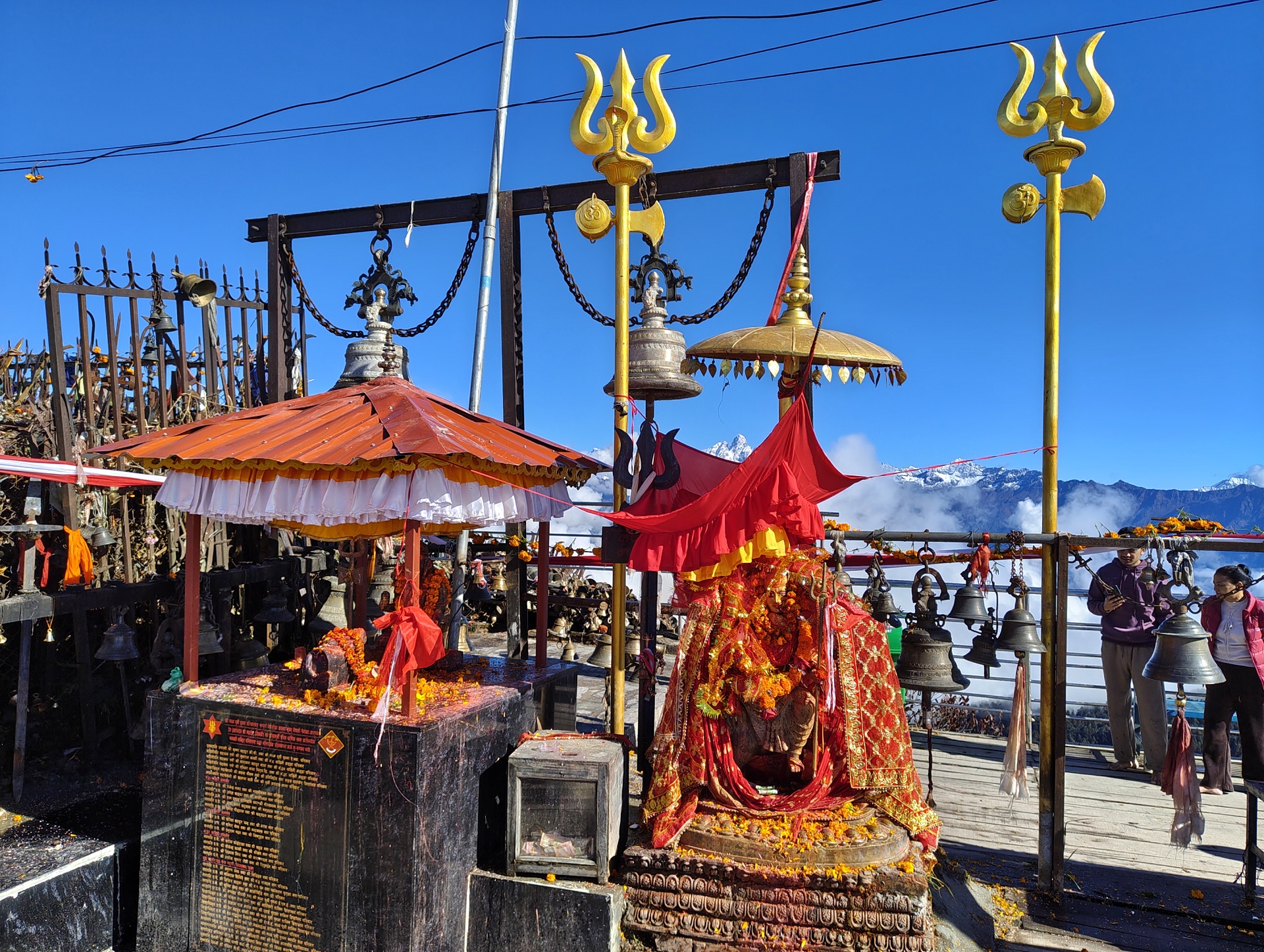 ‘मोन्था’ आँधीको प्रभाव कमजोर भएपछि खुलेको कालिञ्चोक (तस्विर)