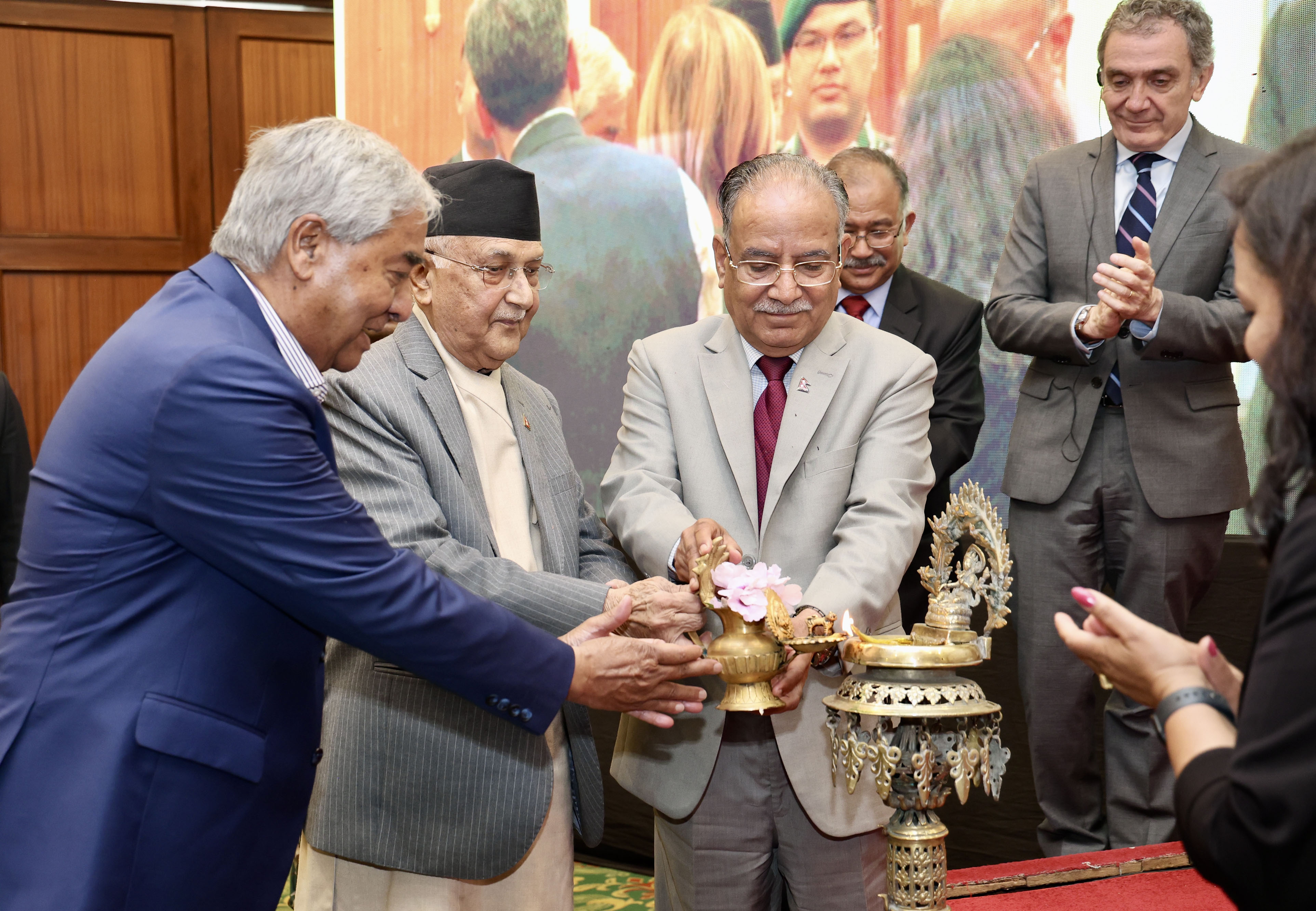 प्रमुख दलभित्र लोकतन्त्रको हरिबिजोग, अल्पमतको रजाइँ