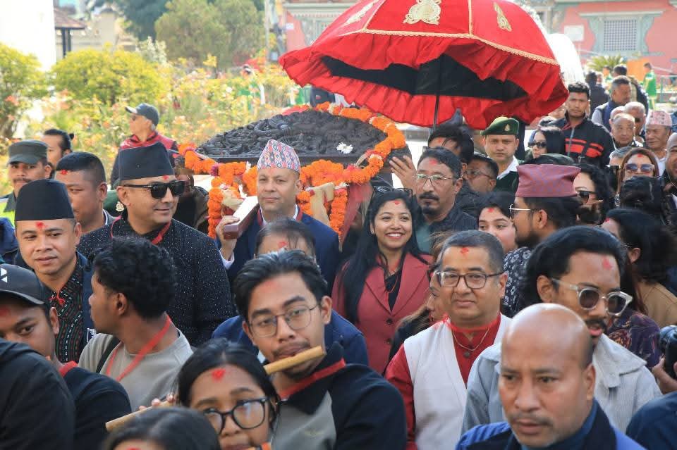 बेलायतबाट फिर्ता गरिएको तोरण कुमारी घरमा पुनस्थापित