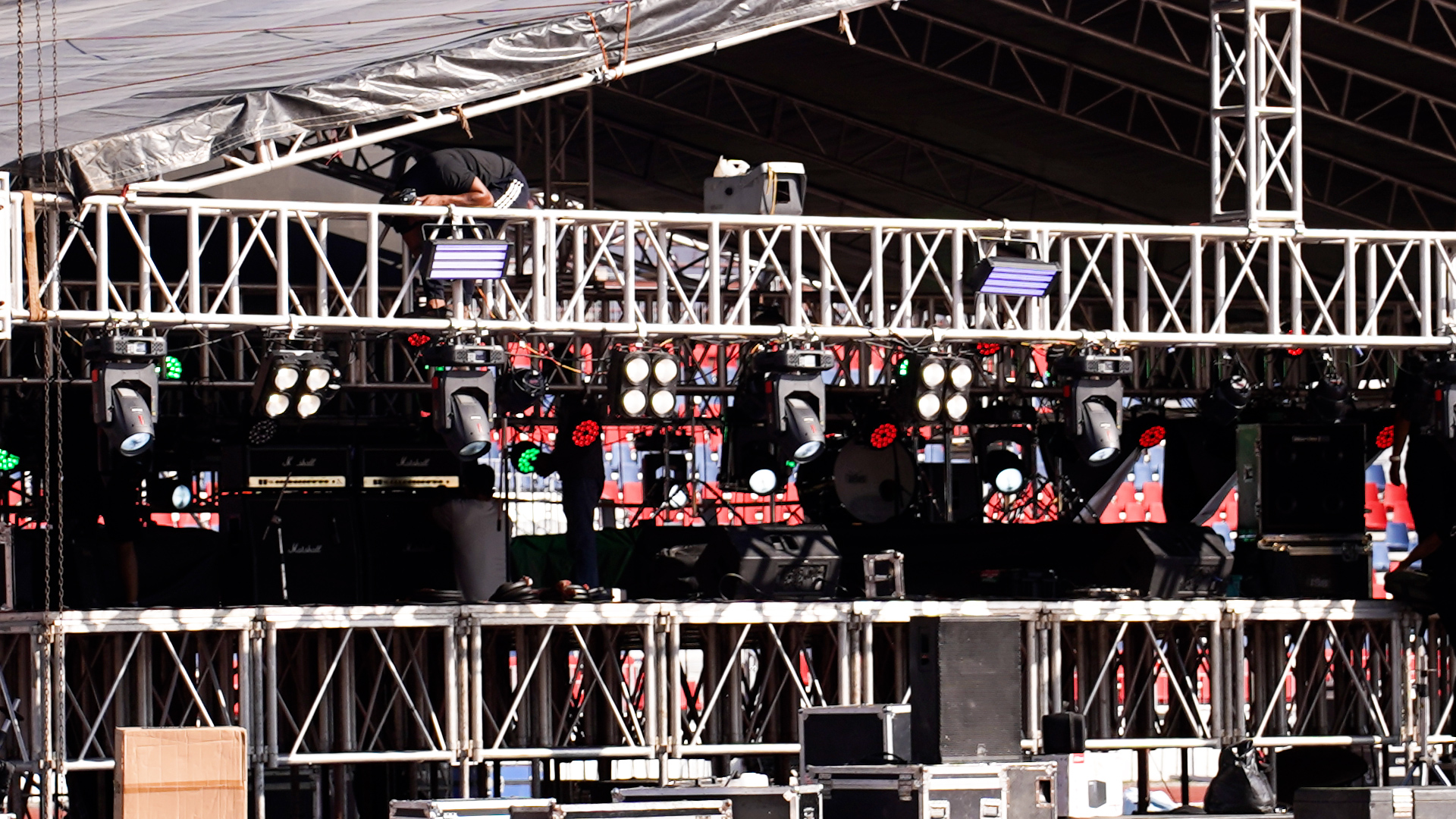 पोखरा एभेन्जर्स र सांगीतिक ब्यान्ड नेपथ्य मिलेर पोखरामा कन्सर्ट गर्दै