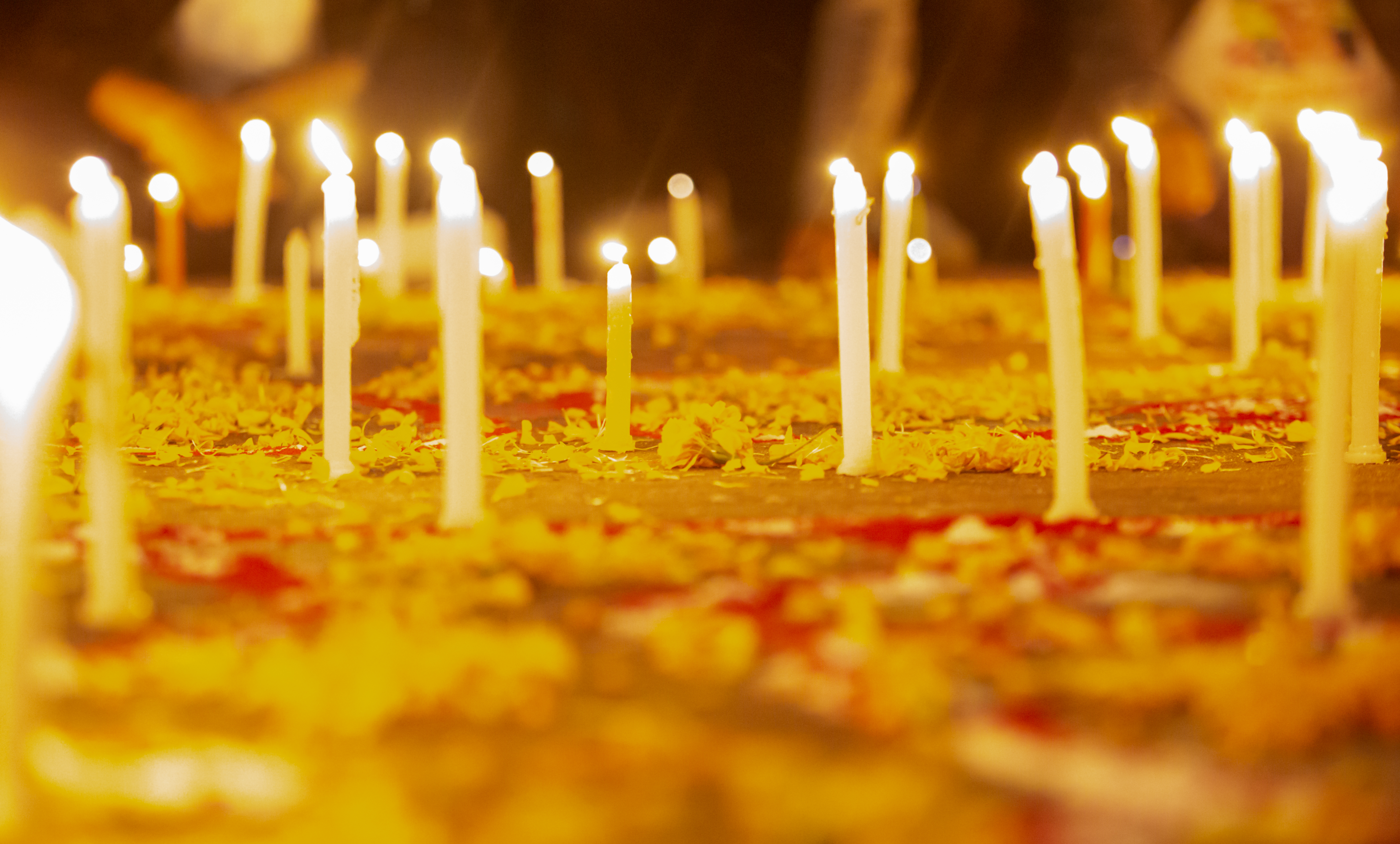 अर्थमन्त्री खनालद्वारा संसद् भवन अगाडि दीप प्रज्वलन (तस्बिरहरू)