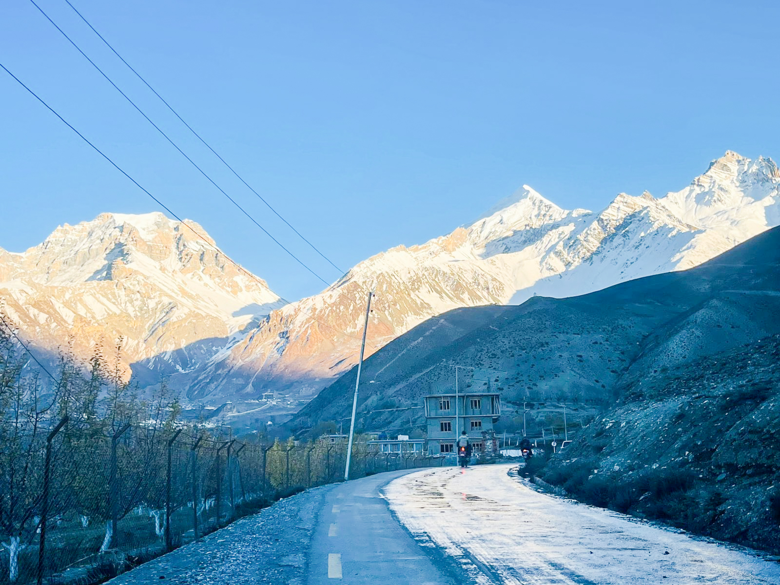 मुस्ताङको खिङ्गा गाउँ र पृष्ठभूमिमा याकघ्वा हिमाल (फोटोफिचर)