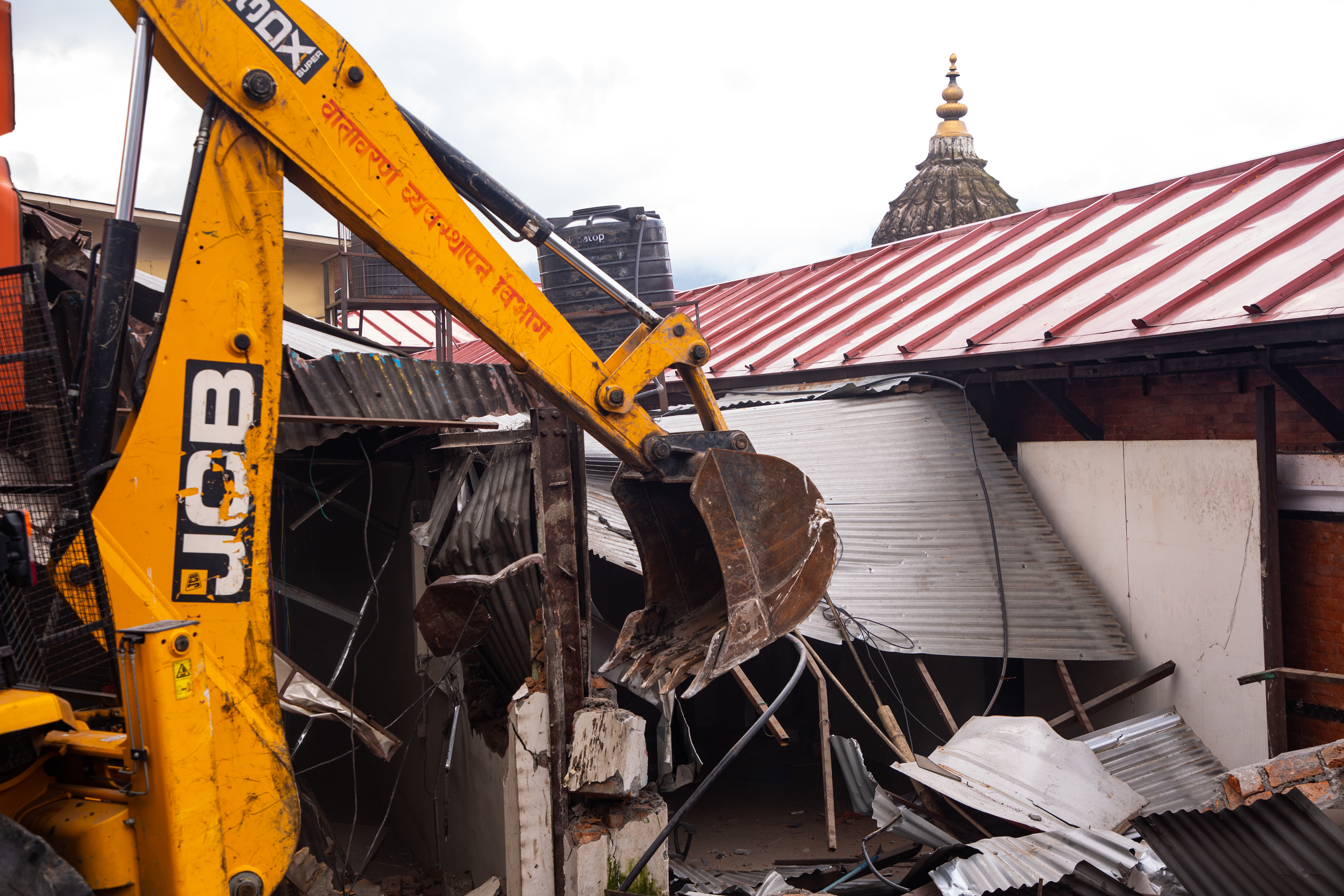 काठमाडौं थापाथलीस्थित कालमोचन घाट क्षेत्रका संरचनामा डोजर (तस्बिर)