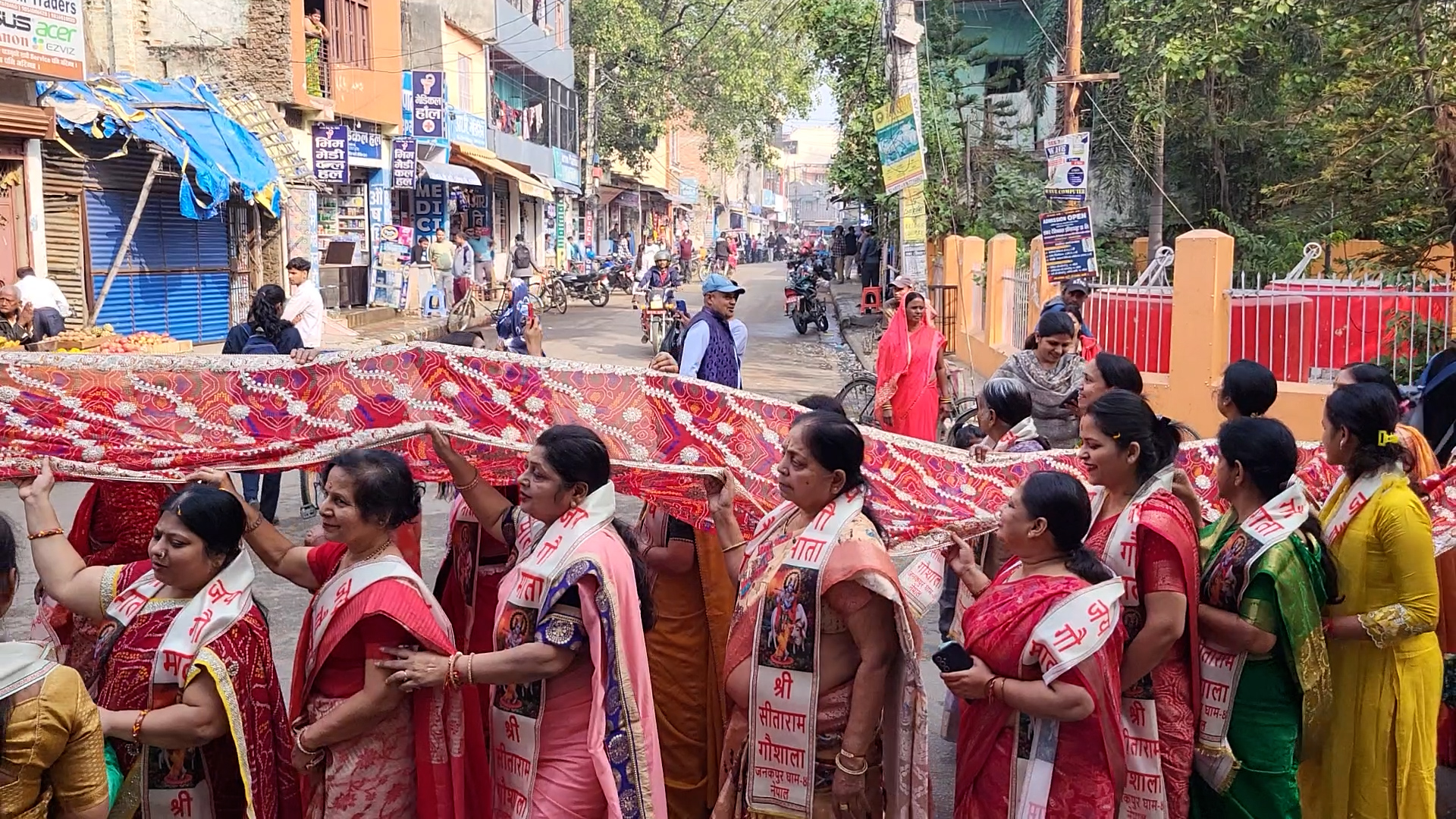 जानकी मन्दिरमा १११ मिटरको चुनरी माता सीतालाई अपर्ण