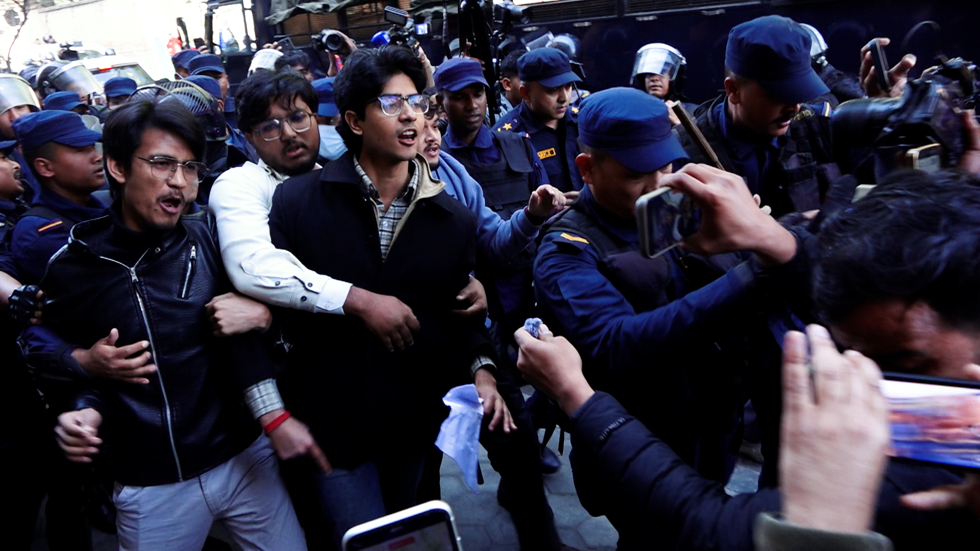 सिंहदरबार छिर्न खोजेका जेनजीलाई प्रहरीले रोक्यो (भिडियोसहित)