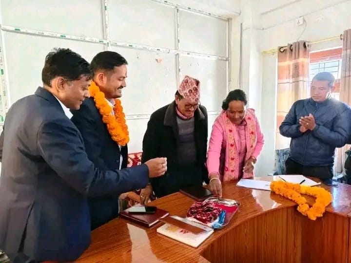 बाजुराको त्रिवेणी नगरपालिकाको प्रमुख प्रशासकीय अधिकृतको रुपमा मौनी