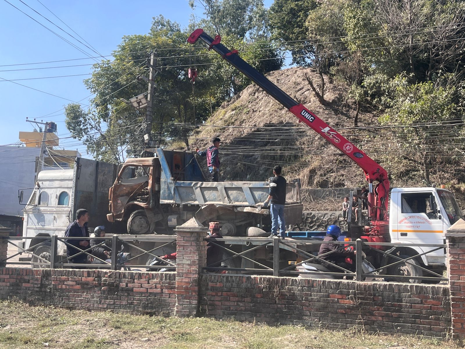 मन्त्री घिसिङको निर्देशनपछि बागमती नदी किनारका बेवारिसे सवारी साधन हटाउन सुरु