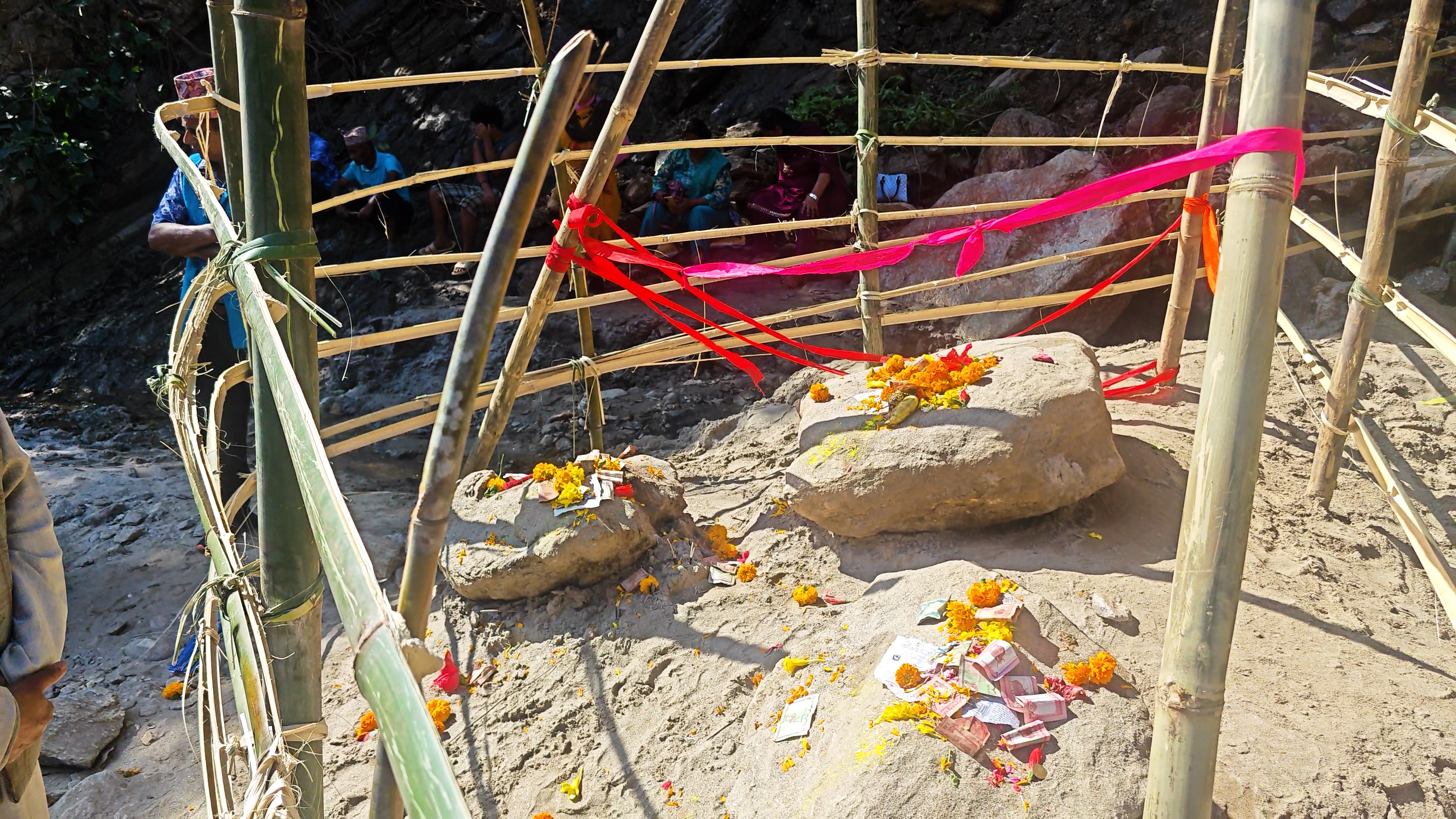 इलाम राजदूवालीमा ‘अद्भूत घट्ना’ : ‘शिला’ हेर्नकै लागि मानिसहरु ओइरिए